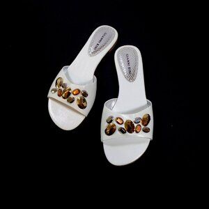 Gianni Bini Women's White Flat Gemstone Sandals Open‎ Toes Great Condition Sz 8M
